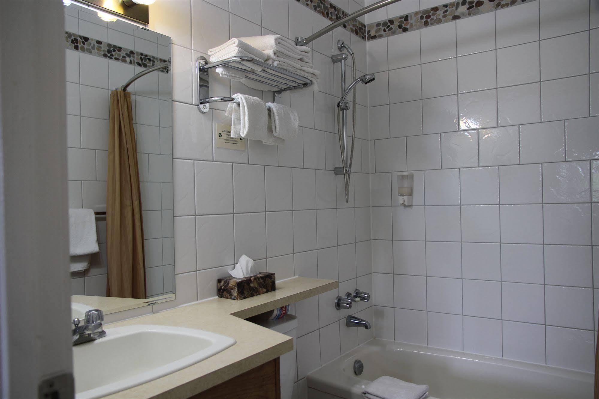 Waterfront Inn Pentiction Zewnętrze zdjęcie